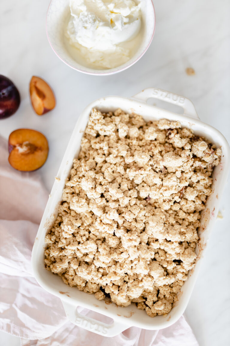Pflaumen-Crumble mit knusprigen Streuseln glutenfrei &amp; vegan