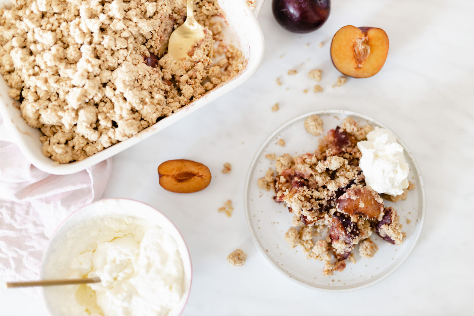Pflaumen-Crumble mit knusprigen Streuseln glutenfrei &amp; vegan